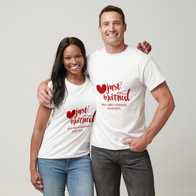 Camiseta Modern Just Married Typography Couple Custom Name  (Unisexo)