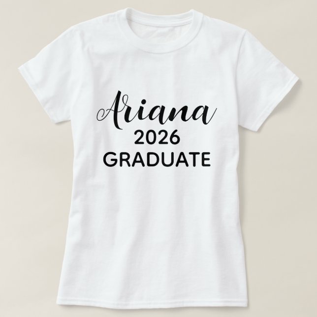 Camiseta Modern Script Black White 2026 Graduate Name (Diseño del anverso)