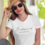 Camiseta Moderna maquina de colores de caligrafía Minimalis<br><div class="desc">Moderna,  Minimalista pero elegante caligrafía Ink Script Bridesmaid Nombre V-Neck T-Shirt. Blanco y negro</div>