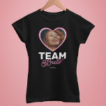Camiseta Moderna soltería Equipo de Bride Heart Photo<br><div class="desc">Camiseta divertida de la fiesta de la soltera con una imagen del corazón de la novia,  el título "novia del equipo" y la fecha de la celebración.</div>
