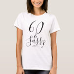 Camiseta Moderno 60 Sassy Custom Name 60th Birthday Gift<br><div class="desc">Celebre el giro de 60 en estilo con este nombre personalizado con la moderna camiseta de cumpleaños número 60 en blanco y negro con el texto 60 y elegante escritura negra. Simplemente agrega tu nombre a esta camiseta de la celebración de los 60 años. Perfecto regalo de cumpleaños para un...</div>