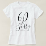 Camiseta Moderno 60 Sassy Custom Name 60th Birthday Gift<br><div class="desc">Celebre el giro de 60 en estilo con este nombre personalizado con la moderna camiseta de cumpleaños número 60 en blanco y negro con el texto 60 y elegante escritura negra. Simplemente agrega tu nombre a esta camiseta de la celebración de los 60 años. Perfecto regalo de cumpleaños para un...</div>