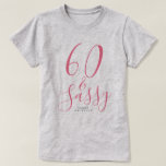 Camiseta Moderno 60 Sassy Nombre Rosa 60th Birthday Gift<br><div class="desc">Celebre el giro de 60 en estilo con este nombre personalizado moderno camiseta de 60 años con el texto 60 y elegante escritura rosa. Simplemente agrega tu nombre a esta camiseta de la celebración de los 60 años. Perfecto regalo de cumpleaños para un niño de 60 años moderno, elegante y...</div>