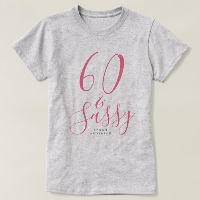 Camiseta Moderno 60 Sassy Nombre Rosa 60th Birthday Gift (Diseño del anverso)