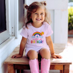 Camiseta Moderno festival de cumpleaños de Chicas del cielo<br><div class="desc">La camisa de cumpleaños de los niños, luminosa y alegre, tiene un arcoiris / sobre el diseño de la temática arcoiris con nubes y sol. Los colores del arco iris son: rojo, naranja, amarillo, rosa, verde, verde azulado, azul y violeta.</div>