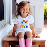 Camiseta Moderno festival de cumpleaños de Chicas del cielo<br><div class="desc">El diseño de las camisas de cumpleaños de los chicas personalizados es luminoso y alegre y presenta un arcoiris colorido con nubes y sol. Personalizar con el nombre y número de cumpleaños de su hijo. Nubes azul cielo claro con colores arcoiris: rojo, naranja, amarillo, rosa, verde, verde azulado, azul y...</div>