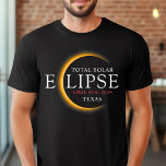 Camiseta Moderno grupo familiar de eclipse solar total de T<br><div class="desc">Presentamos nuestra moderna camiseta Personalizado Eclipse Solar Total 2024 Texas Black & Gold, una elegante pieza conmemorativa para este extraño evento celestial. esta camiseta captura la elegancia y emoción del eclipse solar total. Con el año 2024 exhibido con audacia, junto con la ubicación de Texas, sirve como un recuerdo atemporal...</div>