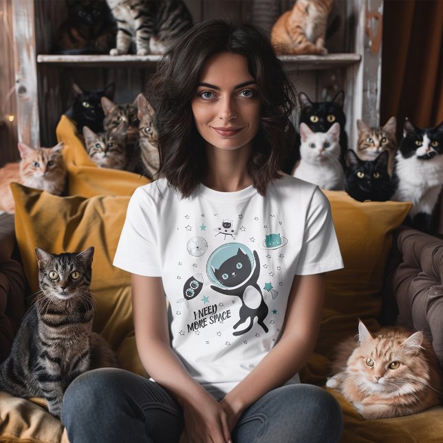 Camiseta Moderno Necesito más espacio Personalizado de gato (You'll be over the moon with this quirky shirt featuring a black cat in space.)