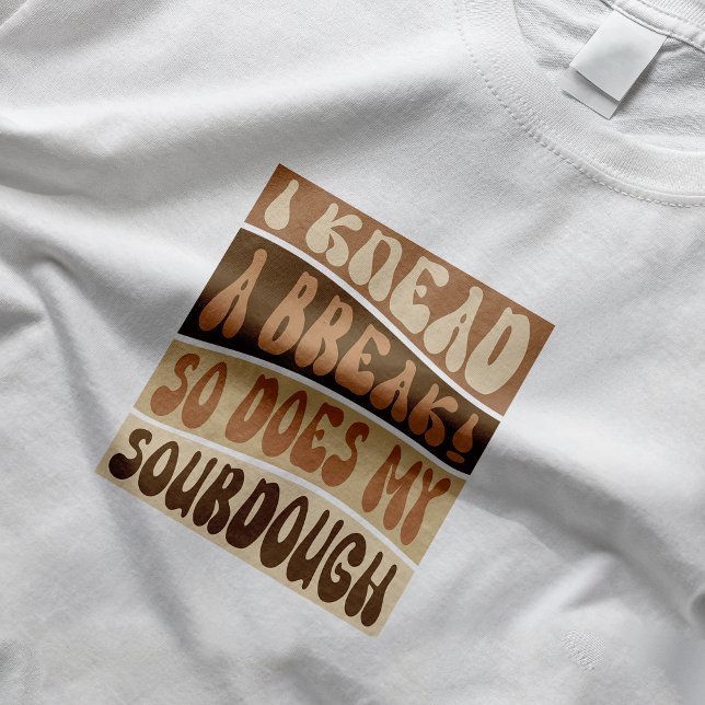 Camiseta Moderno Retro Beige Sourdough Baker Funny (Trendy funny bread baker t-shirt design with retro font collage in neutral beige tones)
