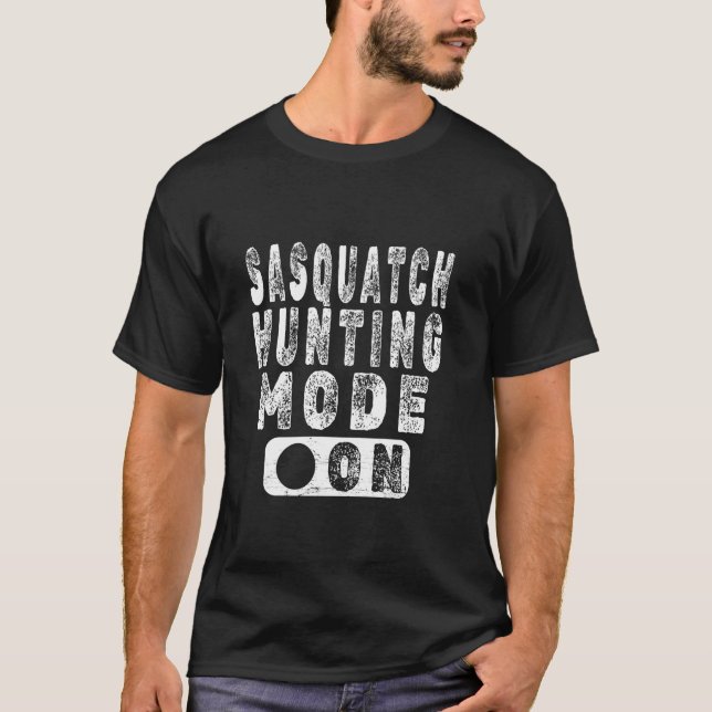 Camiseta Modo De Caza De Sasquatch En El Chiste Big Foot Hu (Anverso)