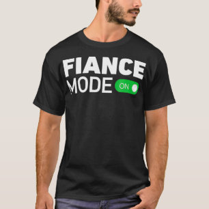 Camiseta Modo prometido activado Pareja casada pronto