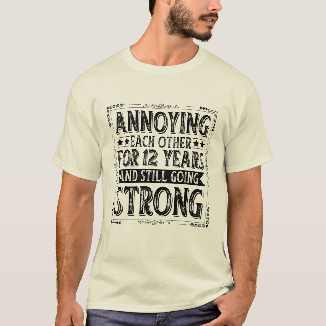 Camiseta Molestándose unos a otros durante 12 años y siguen (Anverso)