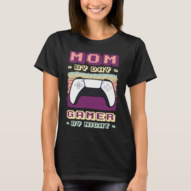 Camiseta Mom By Day Gamer By Night Online Gaming Games Cont (Anverso)