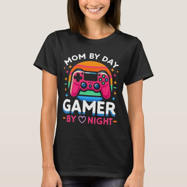 Camiseta Mom By Day, Gamer By Night: Retro Sunset Pink (Anverso)