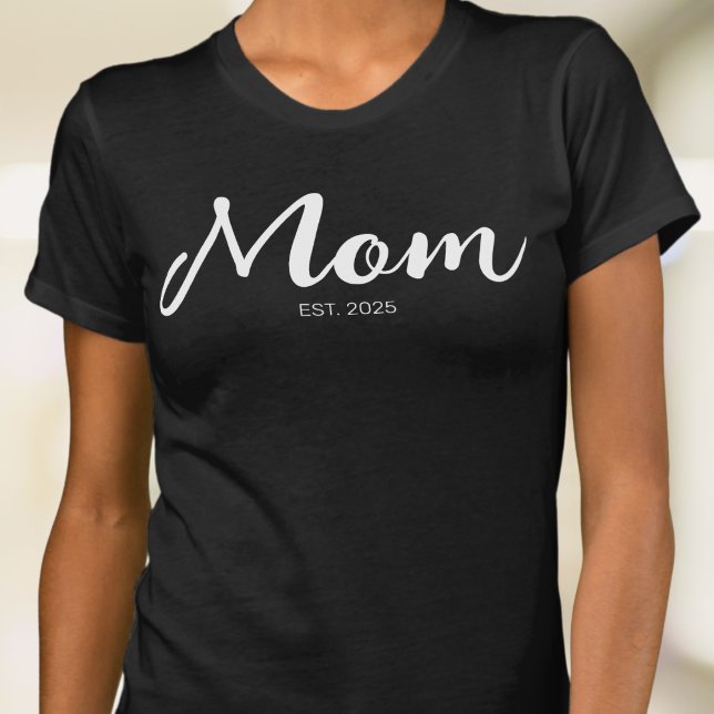 Camiseta Mom Established New Mom Gift  (Subido por el creador)