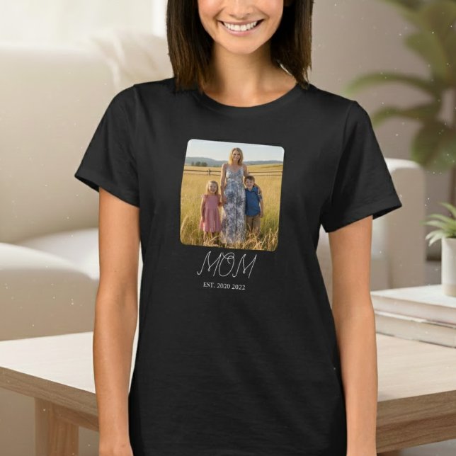 Camiseta Mom Established Script Photo T-Shirt (Subido por el creador)