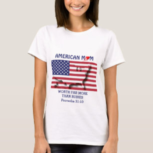 CAMISETA MOM ESTADOUNIDENSE VALE MÁS QUE PROVERBS 31