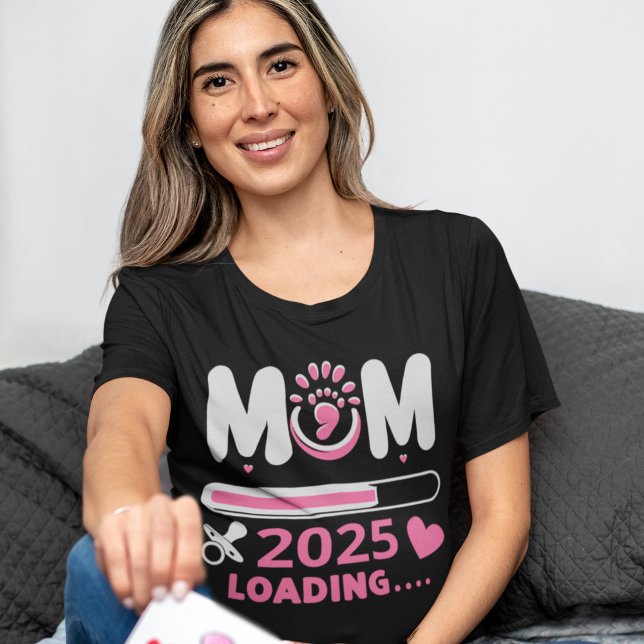 Camiseta Mom Loading 2025  – Cute Pregnancy Announcement (Subido por el creador)