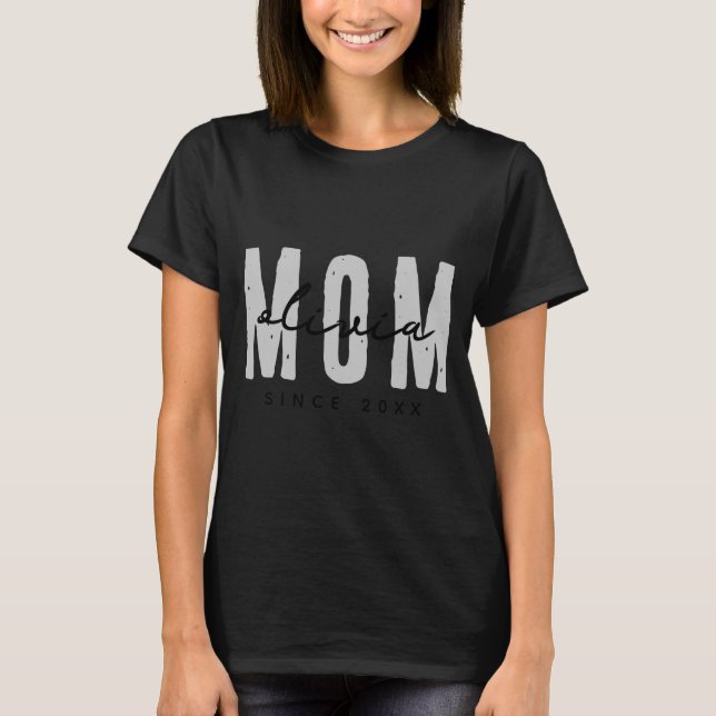 Camiseta Mom Since 20xx Modern Simple Preppy  (Anverso)