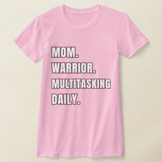 Camiseta Mom Warrior Multitasking Daily Mom Gift2026 Pink  (Distribución)