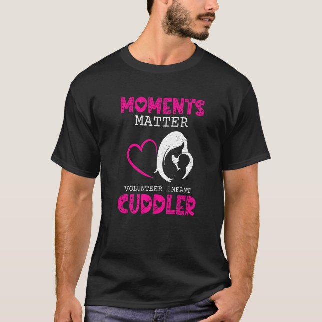 Camiseta Moments Matter Volunteer Infant Cuddler for a Cudd (Anverso)