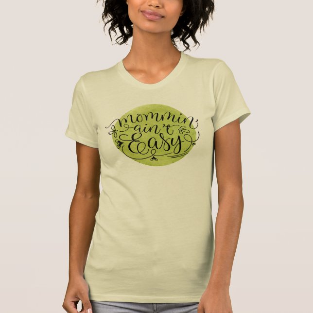 Camiseta Mommin' Ain no es fácil en el círculo acuático ver (Anverso)