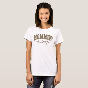 Camiseta Mommin’ Ain’t Easy - Bold Varsity Día de la Madre