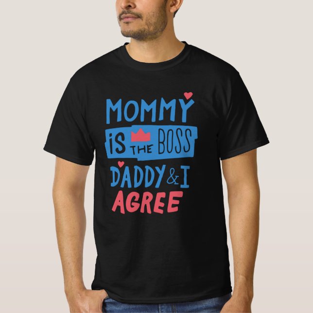 Camiseta Mommy is the boss Daddy and I agree (Anverso)
