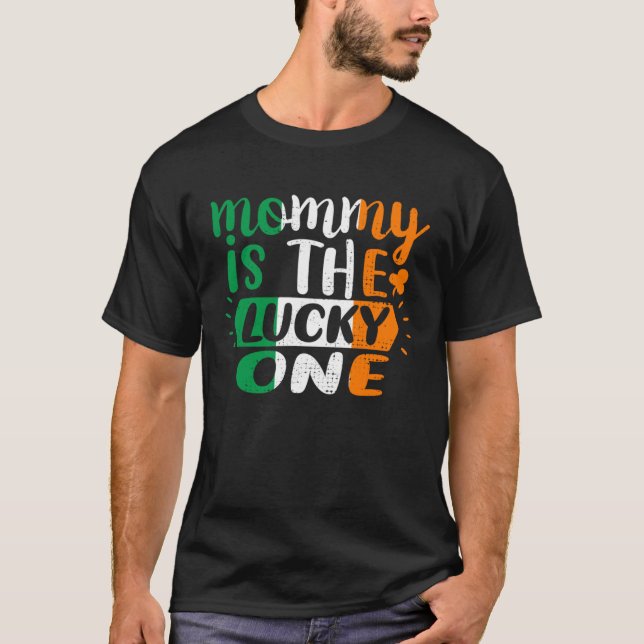 Camiseta Mommy Is The Lucky One St Patricks Day Irish Flag (Anverso)