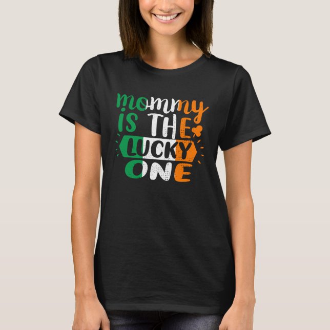 Camiseta Mommy Is The Lucky One St Patricks Day Irish Flag (Anverso)