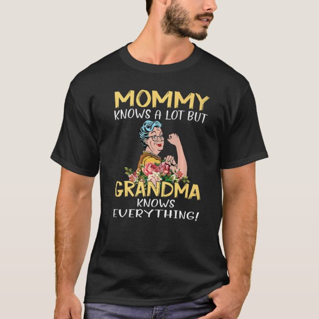 Camiseta Mommy Knows A Lot But Grandma Knows Everything   (Anverso)