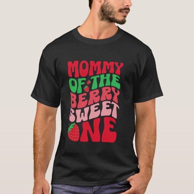 Camiseta Mommy Of The Berry Sweet One Strawberry 1st Birthd (Anverso)