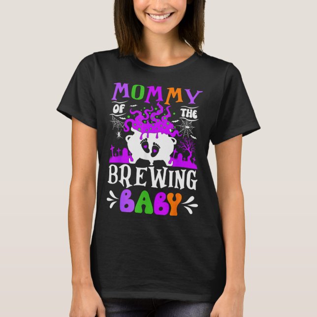 Camiseta Mommy Of The Brewing Baby Mom To Be Halloween  (Anverso)
