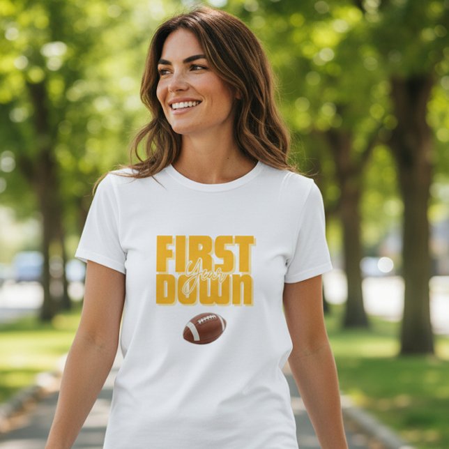 Camiseta Mommy's First Year Down Football Text Yellow (Subido por el creador)