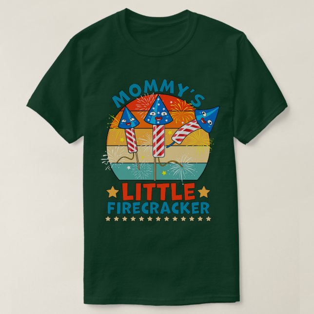 Camiseta Mommys Little Firecracker 4 de julio (Diseño del anverso)