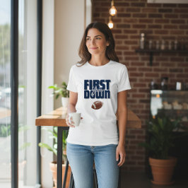 Camiseta Mom's First Year Down Football Mommy T-Shirt