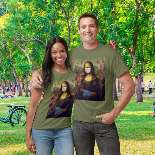 Camiseta Mona Lisa Se La Molestó Jugando Unisex Seguro (Mona Lisa Masked Up Playing It Safe Unisex T-Shirt)