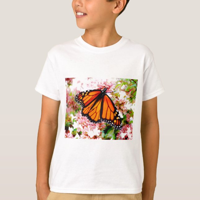 Camiseta Monarca naranja sobre flores rosadas (Anverso)