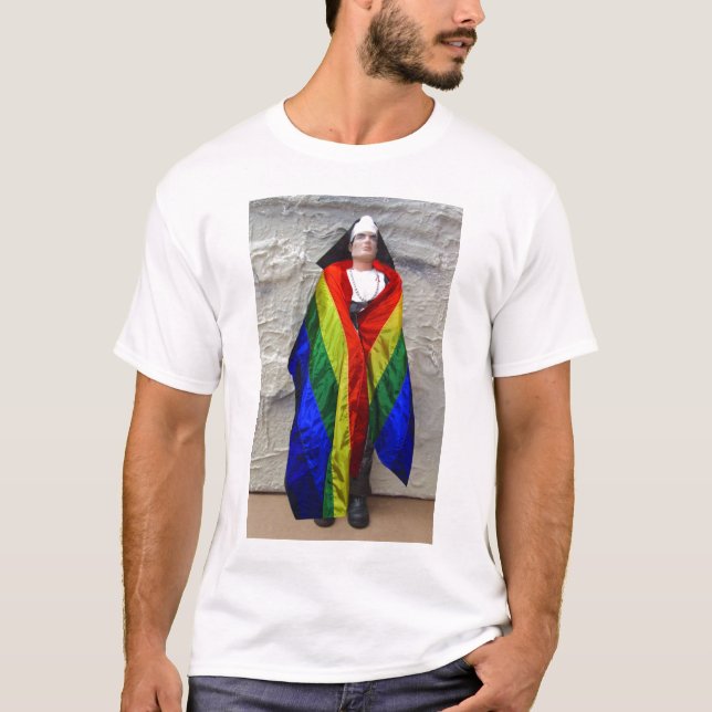 CAMISETA MONJA DEL ORGULLO DEL ARCO IRIS (Anverso)