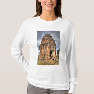 Camiseta monje budista de pie en la puerta de un templo
