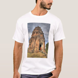 Camiseta monje budista de pie en la puerta de un templo