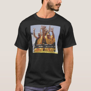 Camiseta monjes budistas felices en una montaña rusa