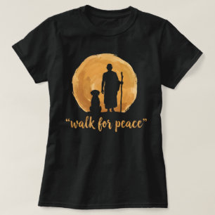 Camiseta Monjes Caminando con Perro Aloka en Paz