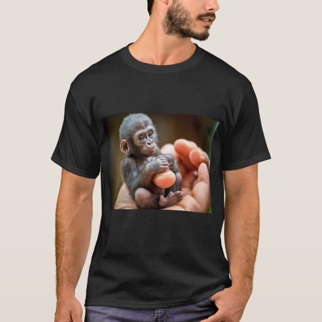Camiseta "Mono bebé sentado sujetando comida en la mano" (Anverso)