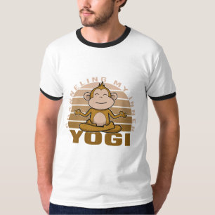 Camiseta Mono divertido y lindo haciendo yoga. posturas div