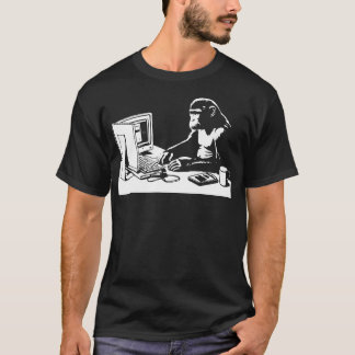 Camiseta mono en la computadora