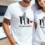 Camiseta Monograma de boda personalizada con escritura mode<br><div class="desc">El diseño de la camiseta del personalizado Mr. con un guión moderno y elegante y acento de corazón rojo puede ser personalizado con el apellido del novio. ¡Hace un gran regalo de boda para la luna de miel!</div>