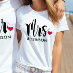 Camiseta Monograma de matrimonio personalizado de escritura<br><div class="desc">El diseño de la camiseta de la Sra. personalizado con un guión moderno y elegante y acento de corazón rojo puede ser personalizado con el apellido de la novia. ¡Hace un gran regalo de boda para la luna de miel!</div>