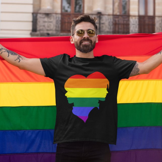 Camiseta Monograma de silueta con bandera arcoiris de parej (Pride Love Rainbow Flag Typography T-Shirt)