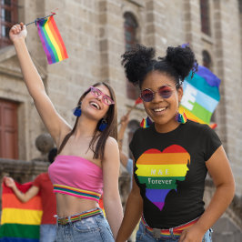 Camiseta Monograma de silueta con bandera arcoiris femenino